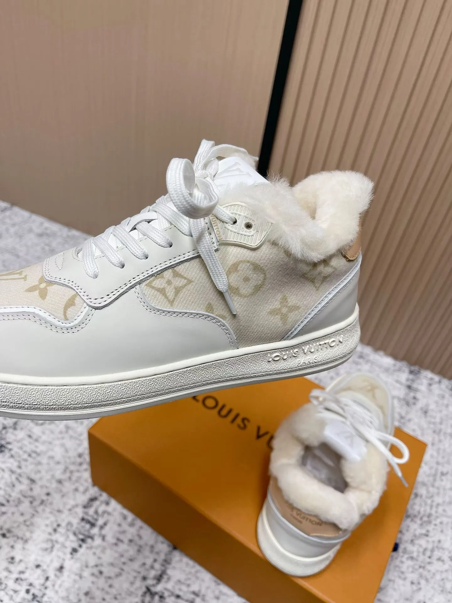 Men's shoes pP700! Top version Louis Vuiton Louis Vuitton sneakers casual shoes wool style‼ ️ LV Trainer sneakers are a classic idea inspired by retro basketball shoes by designer Virgil Abloh. This time, they are spliced ​​with smooth cow leather and Monogram embossed grained cow leather, and are embellished with Monogram flowers on the rubber outsole, reflecting a striking jump in one color! Fabric: Original imported first-layer cowhide Lining: Warm wool lining Bottom thickness: about 3cm Size: 35-41